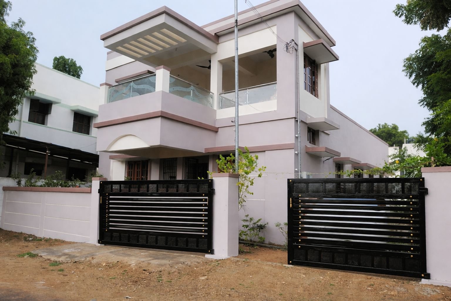 Completed 1650 sq.ft residential home in Kochakulam, Madurai with glass balcony railing